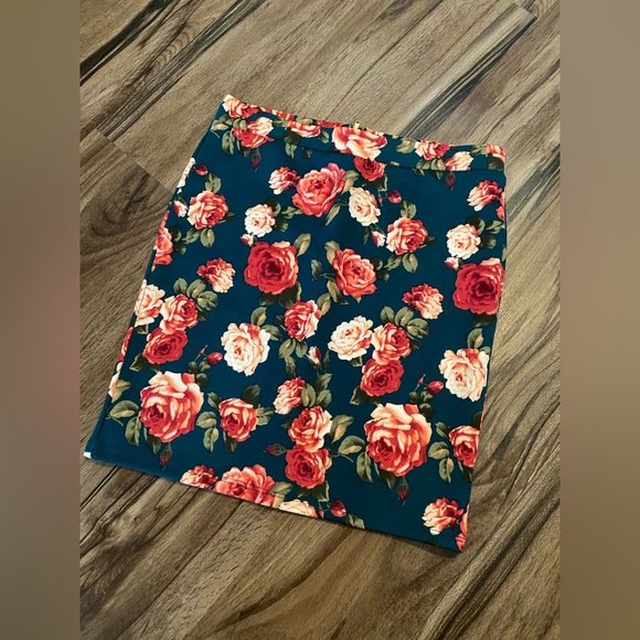Floral skirt with gold zipper in the back - Picture 1 of 3